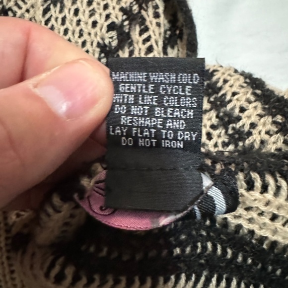 Questions by Say What Sleeveless‎ Tribal Lightweight Asymmetrical Cardigan Large - Picture 7 of 11